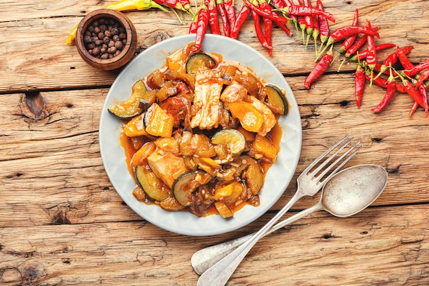 Carne guisada con berenjenas