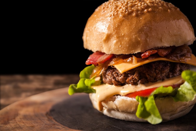 Carne hambúrguer, bacon e queijo