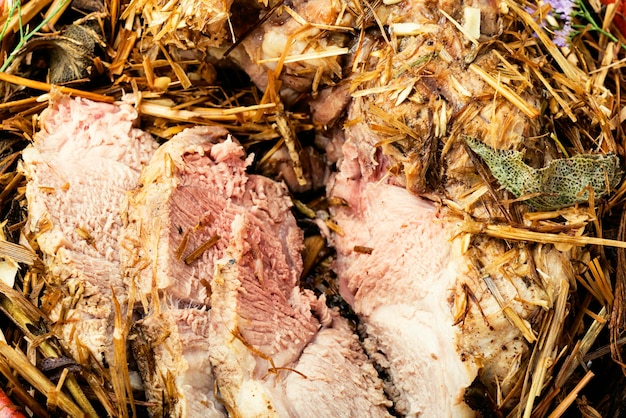 Foto carne horneada en hierbas