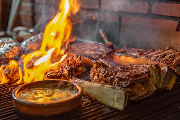 Foto carne con hueso a la parilla argentina a fuego abierto