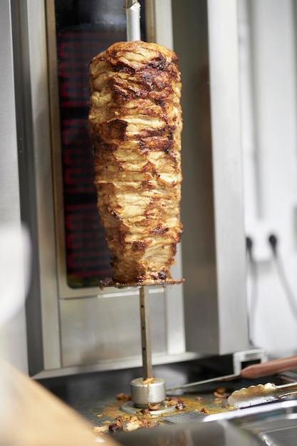 Carne jugosa en un asador Carne de pollo para shawarma en un asador