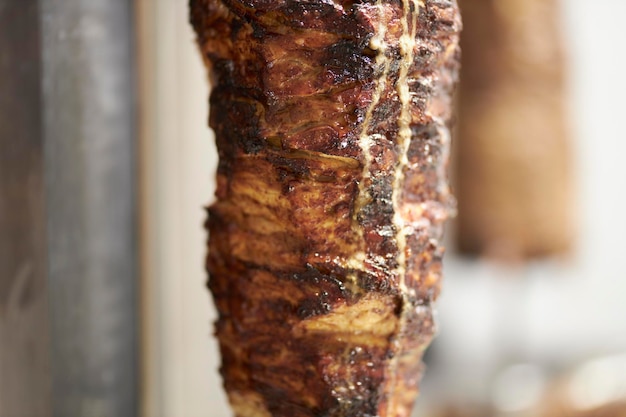 Carne jugosa en un asador Carne de pollo para shawarma en un asador