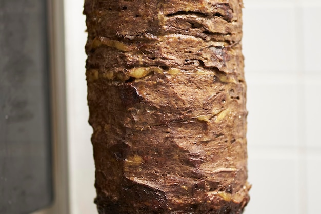 Carne jugosa en un asador Carne de res para shawarma en un asador