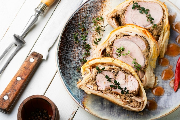 Carne jugosa en una masa con especias paté de champiñones o vegetales Carne Wellington