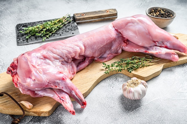 Carne de liebre cruda sobre una tabla para cortar