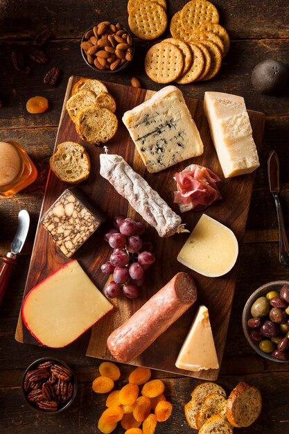 Carne lujosa y tablero de queso con frutas como aperitivo