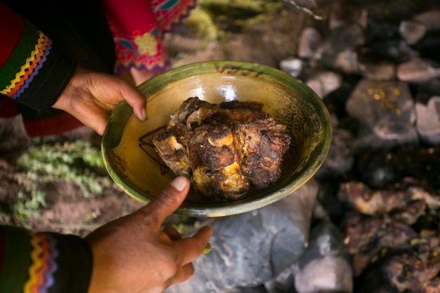 Carne marinada. Ceremonia de pachamanca, variedad de carnes y verduras se cocinan bajo piedras calientes.