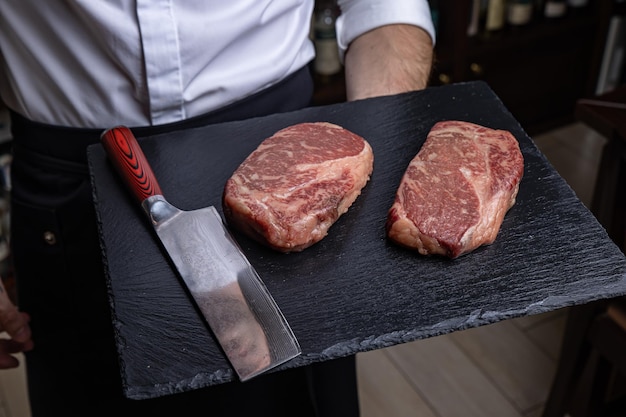 Carne de mármol cruda, filete negro de ribus de Angus.