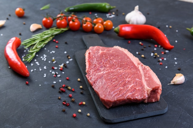 Carne marmoreada fresca crua e temperos