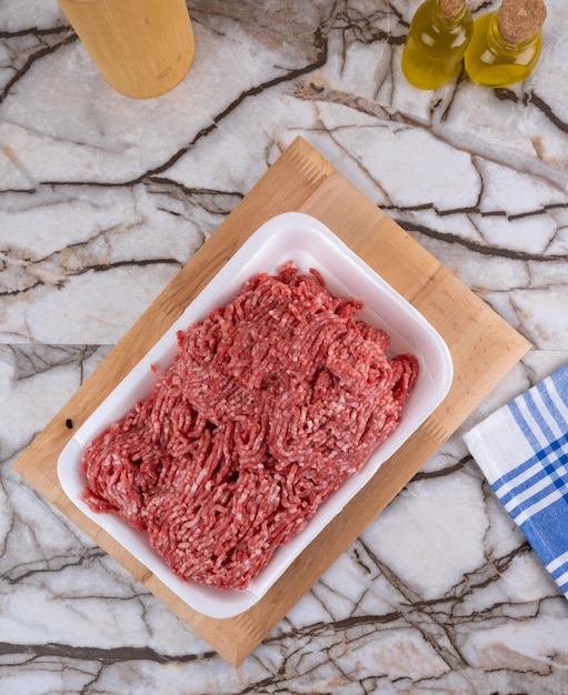 Foto carne moída crua com conceito de cozinha pronto para cozinhar