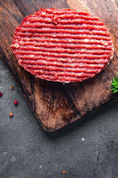 Carne moída crua costeleta carne de porco hambúrguer prato fresco refeição comida lanche na mesa espaço de cópia comida