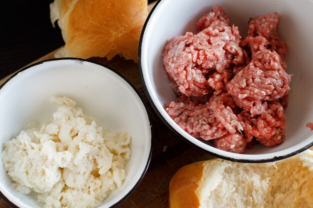 Carne moída ou picada e pão molhado em tigelas