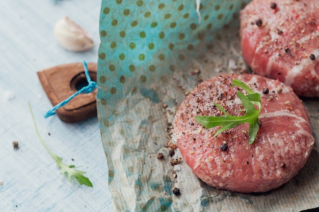 Carne molida cruda orgánica envuelta en tiras de tocino.