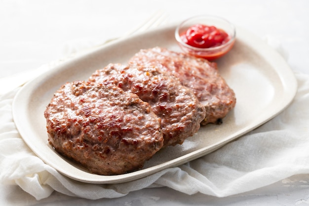 Carne molida frita con salsa de tomate en el plato