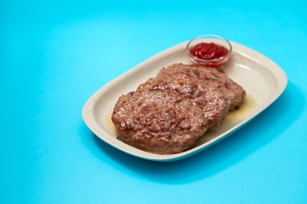 Carne molida frita con salsa de tomate en el plato