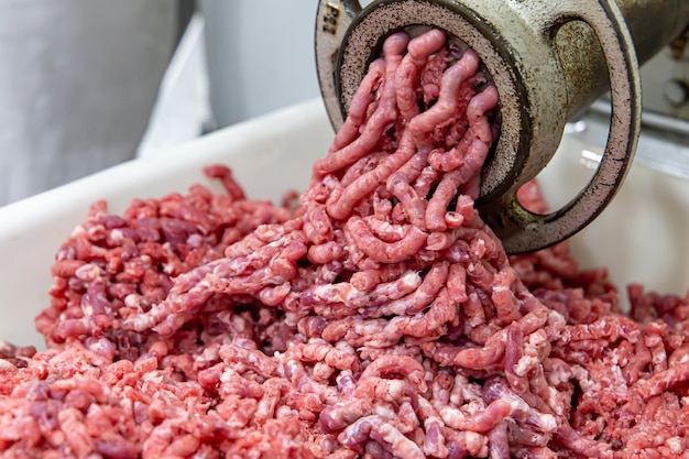 Carne molida en una picadora de carne en un restaurante