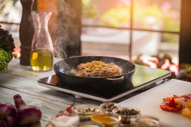 Carne na frigideira pedaços de cebola frita como assar porco melhor prato para o jantar