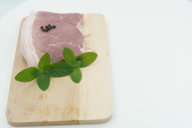 Foto carne na mesa e fundo branco