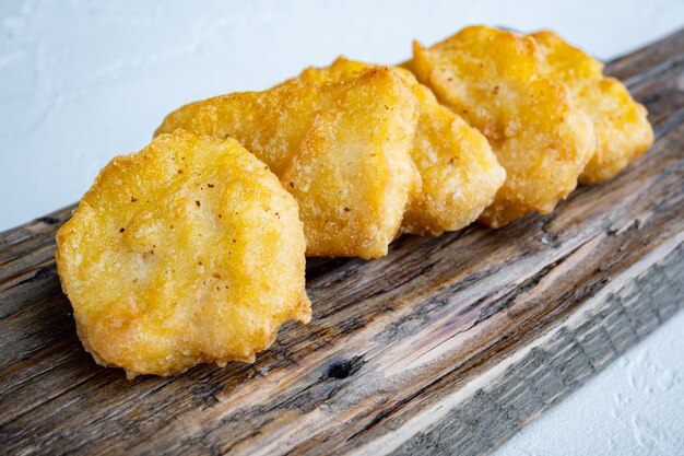 Carne de nuggets de pollo crujiente frito en el cuadro blanco.