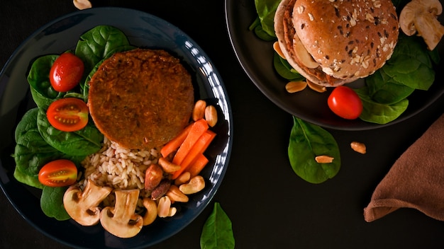 Carne de origen vegetal con arroz integral y verduras Hamburguesa integral y carne vegana