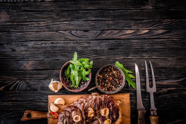 Carne a la parrilla con ajo en una tabla de madera