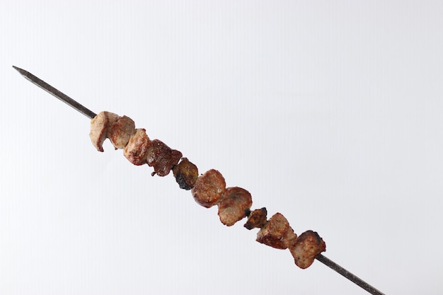 Carne A La Parrilla A La Barbacoa En Brocheta Isolaed En Blanco Bcakground Mashawi HiRes Imágenes De Stock