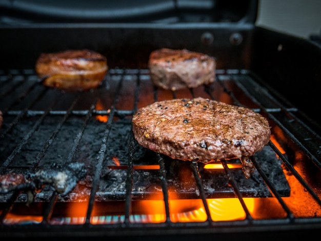 Carne en la parrilla de barbacoa
