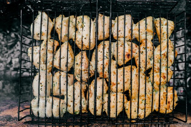 Carne a la parrilla en barbacoa