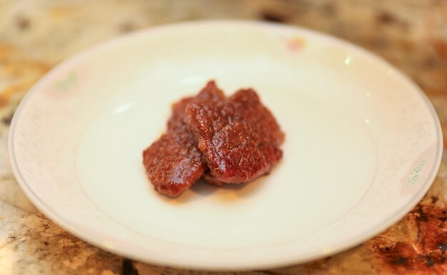 Carne a la parrilla coreana a la parrilla con verduras coloridas una fiesta de sabores y texturas