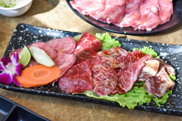 Carne a la parrilla japonesa Ternera en rodajas yakiniku set BBQ asado coreano Comida tradicional asiática