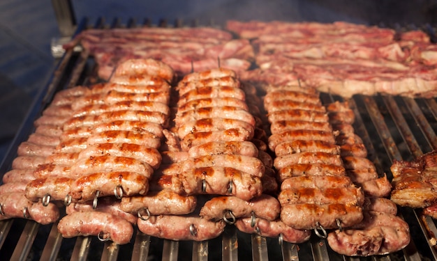 Carne a la parrilla en una parrilla caliente.