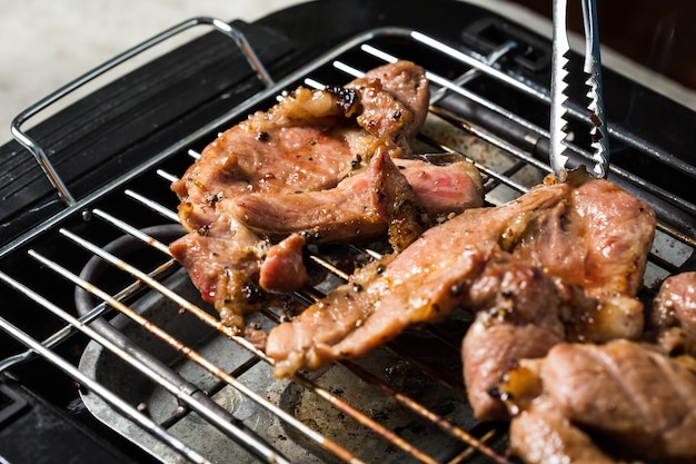 carne de la parrilla en la parrilla eléctrica