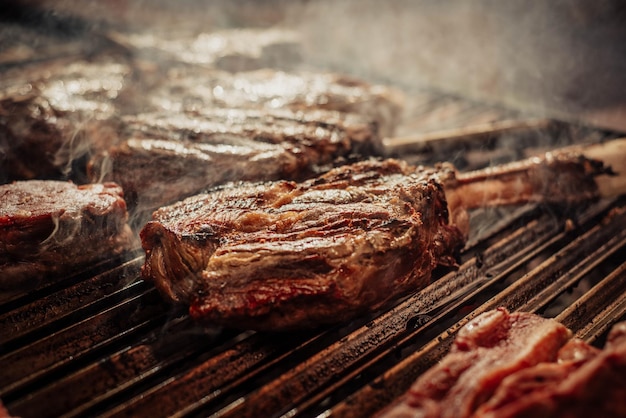 Carne a la parrilla de la que sale humo