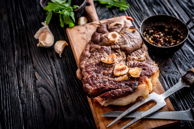 Carne a la parrilla sobre una mesa