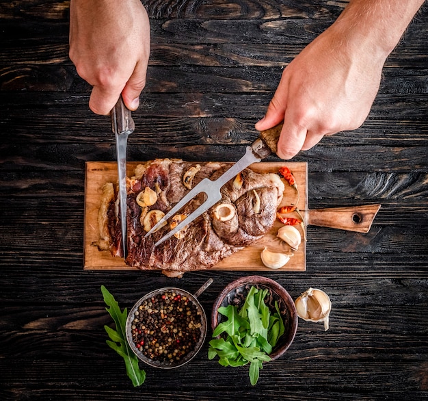 Carne a la parrilla sobre una mesa