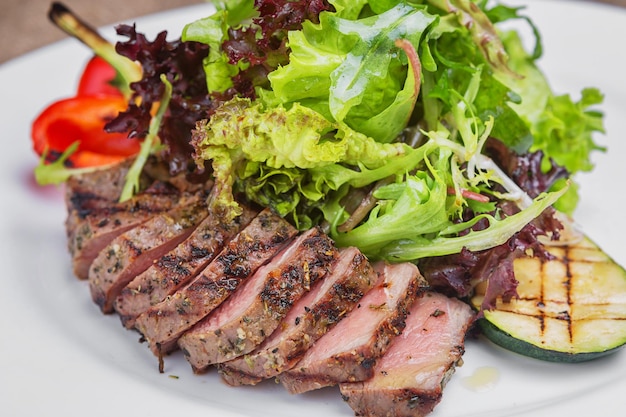 Carne a la parrilla con verduras asadas y hierbas