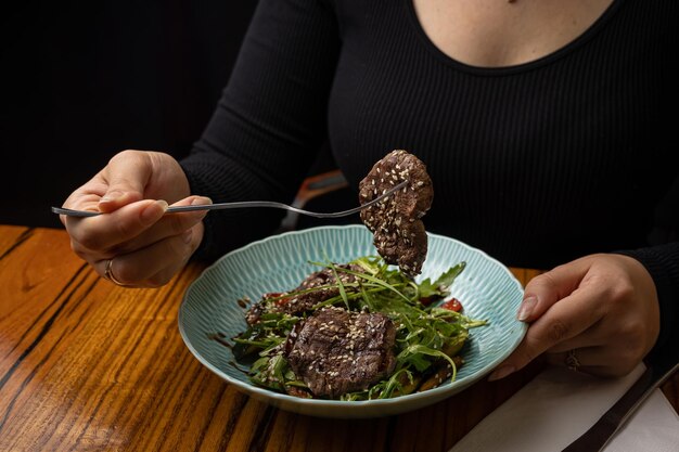 carne a la parrilla con verduras y especias