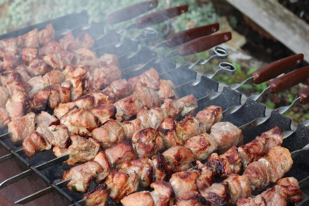 Foto la carne está a la parrilla.