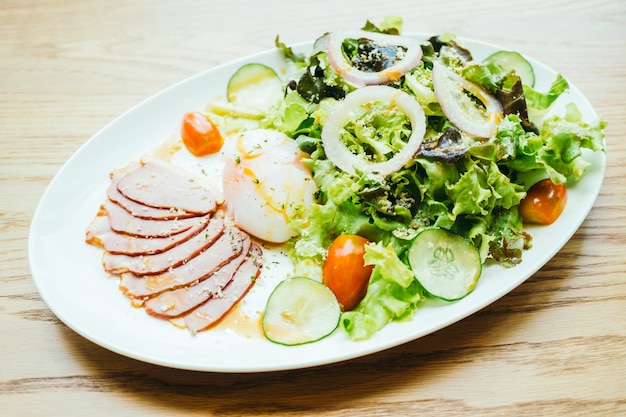 Carne de pato con ensalada de verduras