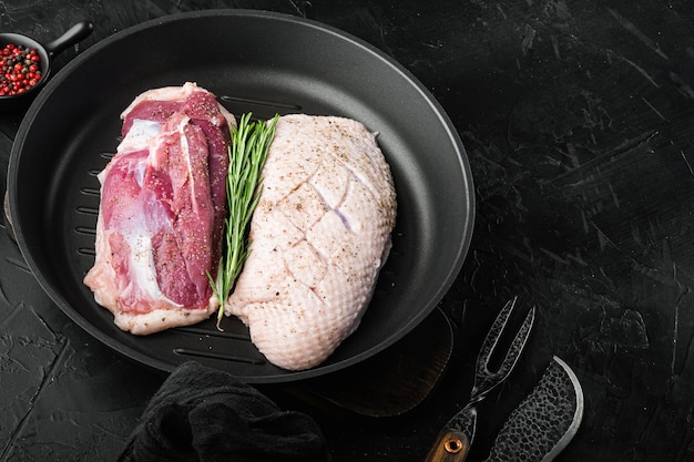 Foto carne de pato fresca para la alimentación, pechuga de pato cruda, en sartén de hierro fundido para freír