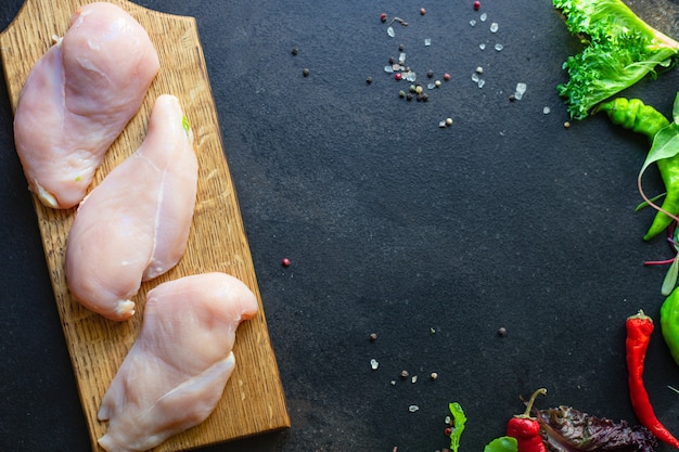 Carne de pechuga de pollo cruda sobre la mesa