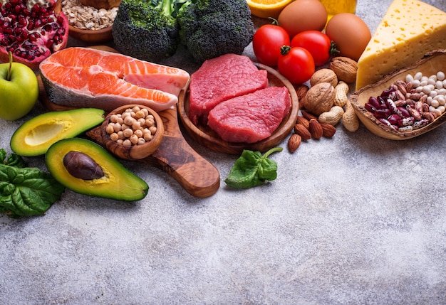 Carne, pescado, legumbres, nueces y verduras.