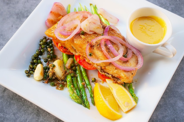 carne de pescado lubina con verduras y limón