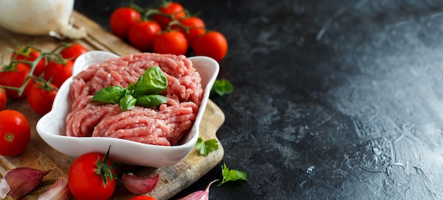 Carne picada en un bol con verduras y especias