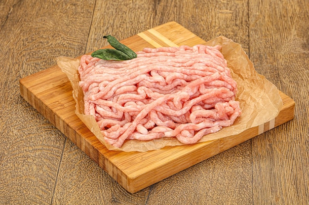 Carne picada de cerdo cruda para cocinar