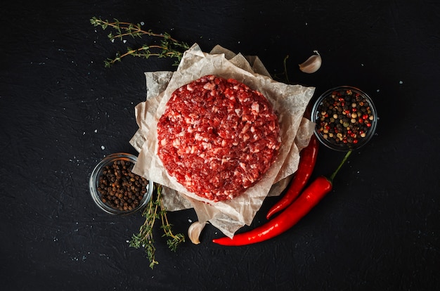 Carne picada cruda fresca en bandejas para hornear