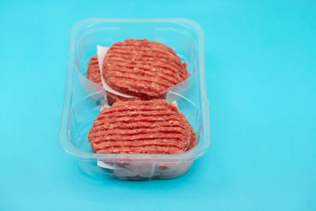 Carne picada cruda fresca en caja de plástico