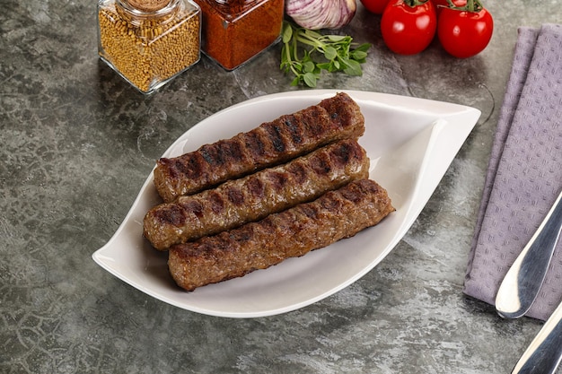 Carne picada de kebab de carne grelhada