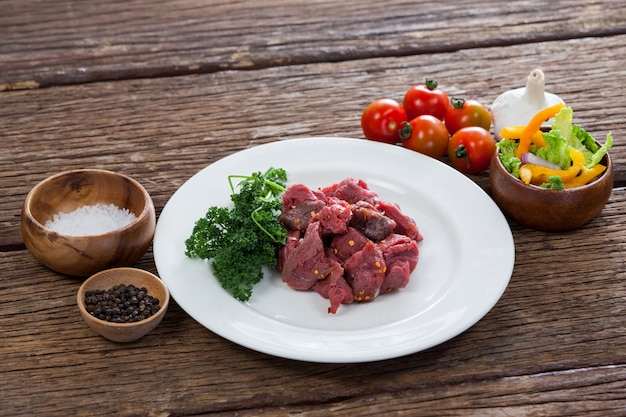 Carne picada e ingredientes