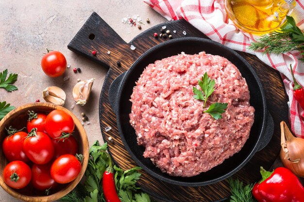 Carne picada e ingredientes